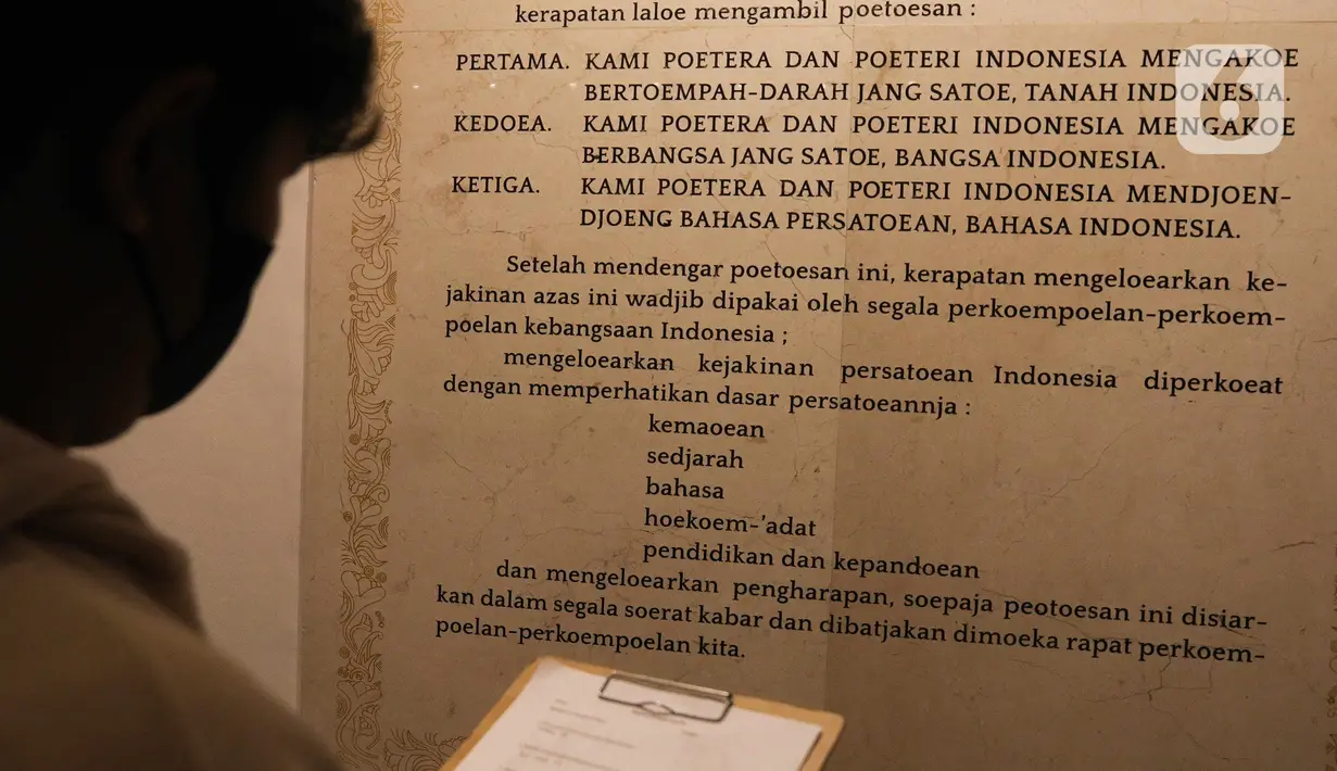 Pelajar mengamati tulisan ikrar Sumpah Pemuda di Museum Sumpah Pemuda, Jakarta, Kamis (27/10/2022). Jelang peringatan Hari Sumpah Pemuda, museum tersebut ramai dikunjungi pelajar sebagai tujuan wisata edukasi yang memberikan wawasan tentang hari bersejarah ikrar Sumpah Pemuda saat Kongres Pemuda II yang digelar pada 27-28 Oktober 1928. (Liputan6.com/Herman Zakharia)