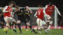 Gelandang Manchester City, Kevin De Bruyne (kedua kiri) berusaha melewati tiga pemain Arsenal pada pertandingan lanjutan Liga Inggris di di Stadion Emirates, London (15/12/2019). City menang telak atas Arsenal 3-0. (AP Photo/Ian Walton)