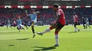 Pemain Manchester City, Mateus Fernandes berusaha menghalau bola tendangan pemain Southampton, Welington dalam laga lanjutan Liga Inggris 2024/2025 di St Mary's Stadium, Southampton, Inggris, Sabtu (10/05/2025) waktu setempat. (AFP/Glyn Kirk)