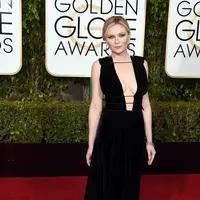 Kirsten Dunst telah masuk ke dalam sederet aktris Hollywood yang memiliki kulit seputih susu. Kirsten Dunst pernah memerankan karakter Ratu Prancis Marie Antoinette yang kulitny seputih porselen. (AFP/Bintang.com)