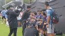 Pelatih Timnas Jepang, Hajime Moriyasu bersalaman dengan sejumlah anak-anak yang tergabung ke dalam sekolah sepak bola Jakarta Japan Club (JJC) sebelum sesi latihan yang berlangsung di Lapangan A, Senayan, Jakarta, Selasa (12/11/2024). (Bola.com/Bagaskara Lazuardi)