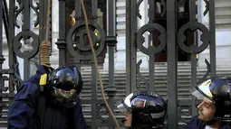 Petugas pemadam kebakaran melakukan aksi teatrikal saat menggelar protes di depan gedung parlemen di Oviedo, Spanyol, Kamis (19/11). Mereka melakukan aksi mogok bertugas guna menuntut kenaikan gaji dan tunjangan kesejahteraan. (REUTERS/Eloy Alonso)