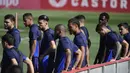 Para pemain Sevilla  menghadiri sesi latihan tim di stadion Ramon Sanchez-Pizjuan di Seville pada 19 April 2023.(AFP/CRISTINA QUICLER)