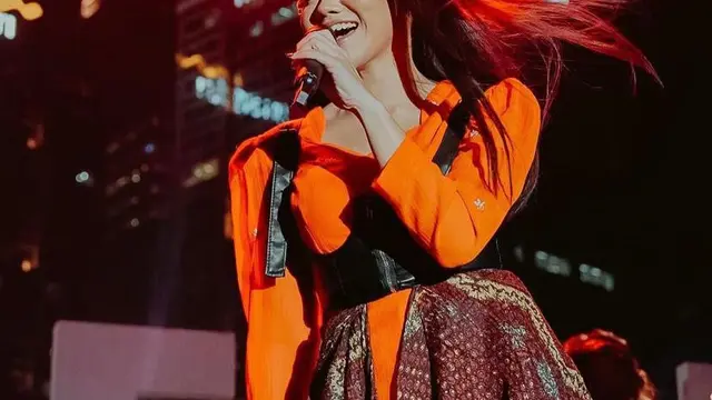 9 Potret Yura Yunita yang Kerap Tampil Stylish dengan Kain Nusantara