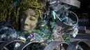 Negosiasi Perjanjian Plastik merupakan pembicaraan untuk mencapai kesepakatan global yang mengikat secara hukum untuk mengatasi krisis polusi plastik di seluruh siklus hidupnya, mulai dari produksi hingga pembuangan. Tampak dalam foto, Sebuah karya dari seniman, aktivis, dan fotografer Kanada Benjamin Von Wong berjudul “The Thinker's Burden,” terlihat di depan Kantor Perserikatan Bangsa Bangsa (PBB) di Jenewa, Swiss pada 12 Agustus 2025. (Fabrice COFFRINI/AFP)