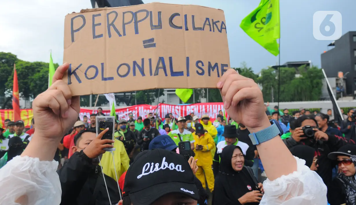 Aksi gabungan buruh, mahasiswa, dari berbagai elemen di depan Gedung DPR/MPR, Jakarta, Selasa (28/2/2023). Dalam aksi yang berlangsung pada Selasa (28/2/2023) ini, gabungan elemen masyarakat mengatasnamakan Gerakan Ultimatum Rakyat dan Protes Rakyat Indonesia bakal membawa 10 tuntutan. (merdeka.com/Imam Buhori)