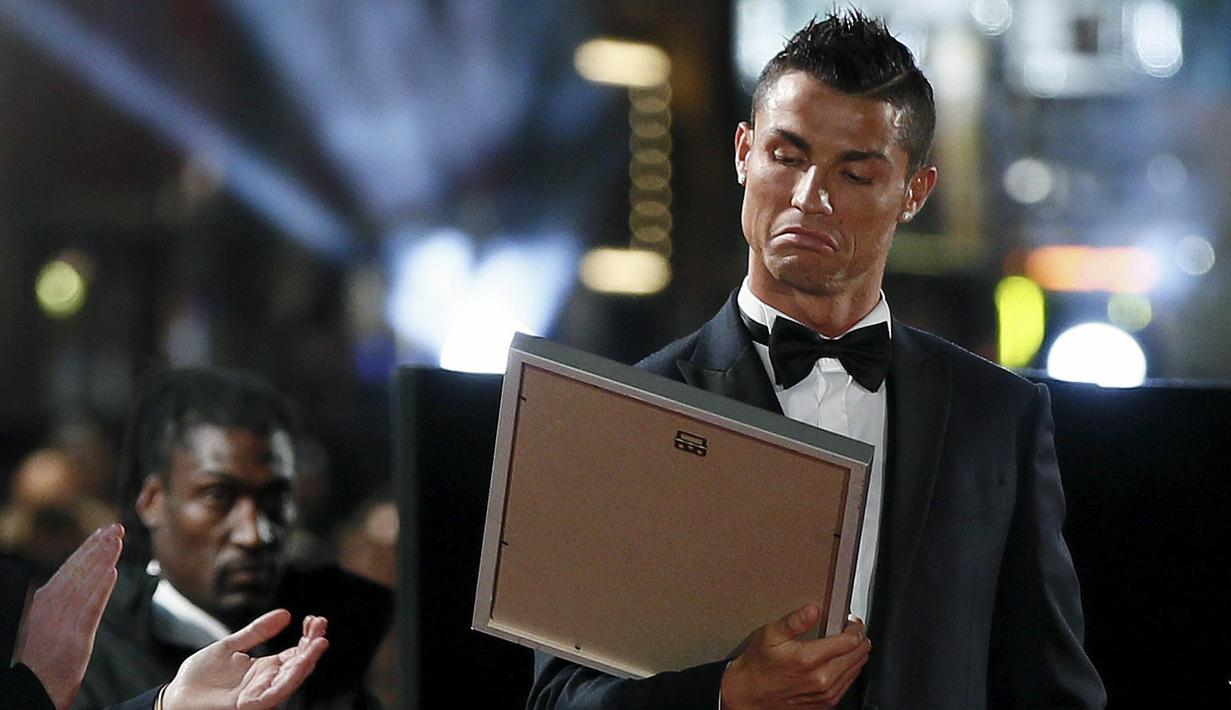 Pesepak bola Real Madrid, Cristiano Ronaldo menghadiri pemutaran perdana film dokumenter berjudul "Ronaldo" di Leicester Square, Inggris, Senin (9/11/2015). (Reuters/Stefan Wermuth)