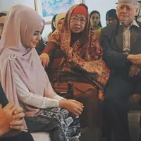 Risty Tagor dan Stuart Collin menggelar acara lamaran. (foto: instagram.com/stuartcollin)