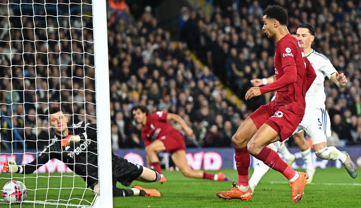 Pemain Liverpool, Cody Gakpo (kanan) mencetak gol pertama timnya ke gawang Leeds United saat laga pekan ke-31 Liga Inggris 2022/2023 di Elland Road, Leeds, Selasa (18/04/2023). The Reds menang dengan skor 6-1. (AFP/Oli Scarff)