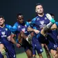 Pemain Persib Bandung (dari depan) Marc Klok, Victor Igbonefo dan Nick Kuipers melakukan pemanasan dalam sesi official training di Stadion Gelora Bangkalan, Madura, Kamis (30/5/2024) jelang laga leg kedua final Championship Series BRI Liga 1 2023/2024 menghadapi Madura United, Jumat, 31 Mei 2024. (Bola.com/Bagaskara Lazuardi)