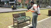 Tim Satgas Covid-19 Kota Malang menyemprotkan cairan disinfektan di kursi dan fasilitas umum lainnya. Kursi taman juga dipasang tali agar tak digunakan warga (Humas Pemkot)