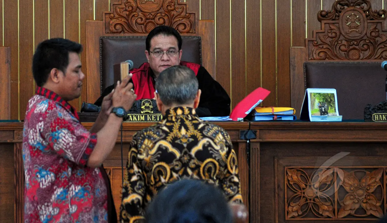 Mantan Hakim Agung, Yahya Harahap diambil sumpahnya sebelum menjadi saksi pada sidang praperadilan  mantan Menteri ESDM, Jero Wacik terhadap KPK di Pengadilan Negeri Jakarta Selatan, Jumat (24/4/2015). (Liputan6.com/Yoppy Renato) 