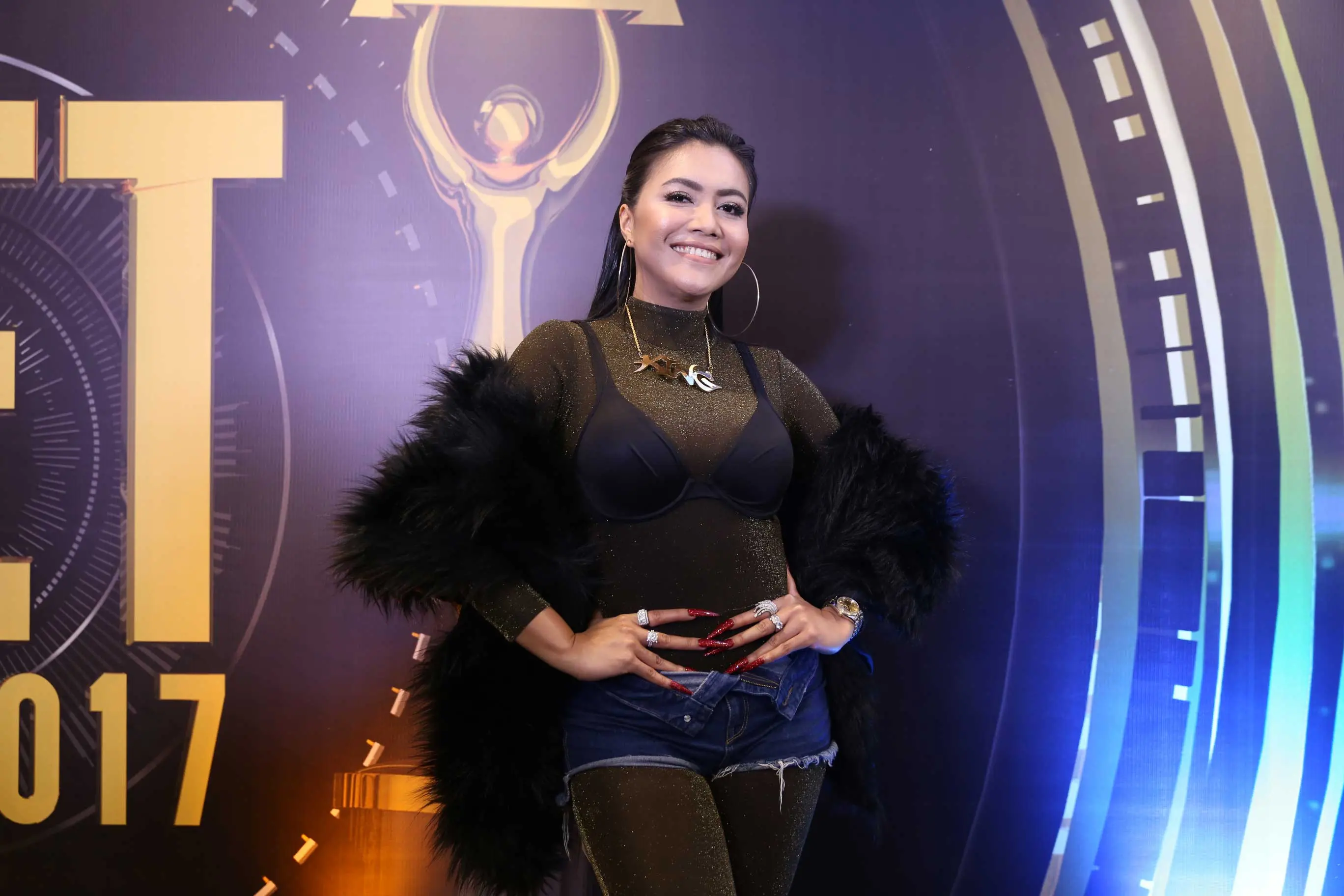 Denada tampil super seksi saat di Silet Awards 2017. (Nurwahyunan/Bintang.com)
