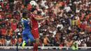 Striker Persija Jakarta, Feby Eka, berduel bola atas dengan pemain Persib Bandung pada laga Shopee Liga 1 di SUGBK, Jakarta, Rabu (10/7). Persija bermain imbang 1-1 atas Persib. (Bola.com/Yoppy Renato)