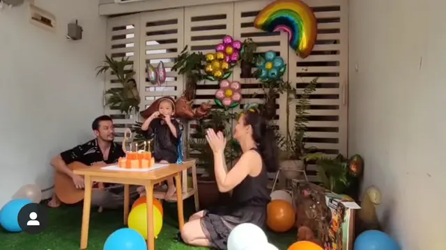 Baru Berusia 3 Tahun, Ini 6 Momen Putri Rio Dewanto Bermain Alat Musik Harmonika