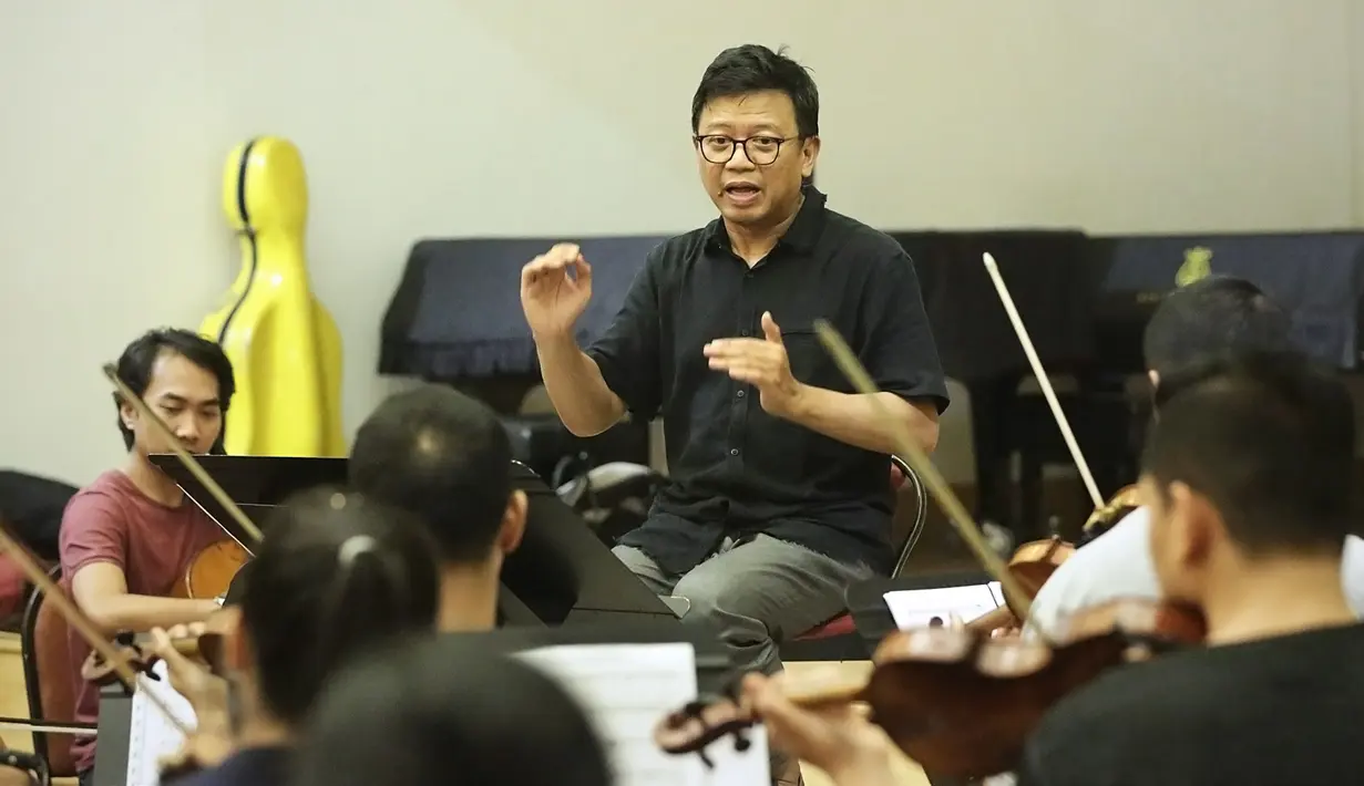 Avip Priatna latihan untuk Konser Love God and My Home Kamis (3/10/2019). (Bambang E Ros/Fimela.com)