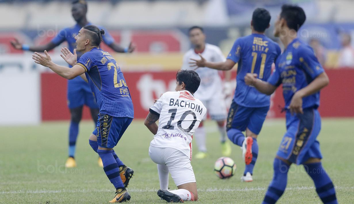 Gelandang Persib, Kim Kurniawan, melakukan protes setelah menjatuhkan Irfan Bachdim, pada laga Liga 1 Indonesia di Stadion Si Jalak Harupat, Bandung, Kamis (21/9/2017). Persib bermain imbang 0-0 dengan Bali United. (Bola.com/M Iqbal Ichsan)