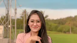 Wanita kelahiran Banyuwangi jebolan ajang D'Academy 2 ini memang sudah stylish dari dulu. Menggunakan outer berwarna pink dan dengan rambut terurai, ia tampak sangat anggun. (Liputan6.com/IG/@iam_vitaalvia)