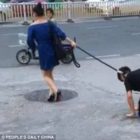 Lelaki ini kedapatan berkeliling kota Fuzhou, Tiongkok, sambil diikat layaknya anjing. (People's Daily China)