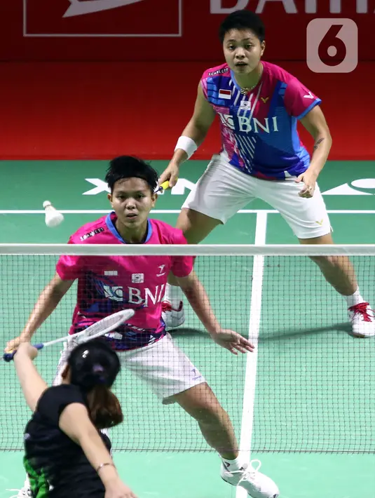 Pebulu tangkis ganda putri Indonesia, Apriyani Rahayu/Siti Fadia Silva Ramadhanti saat bertanding melawan Vivian Hoo/Lim Chiew Sien (Malaysia) pada babak 16 besar Indonesia Masters 2022 di Istora Senayan, Jakarta, Kamis (9/6/2022). Apriyani/Siti Fadia unggul dan melaju ke babak berikutnya. (Liputan6.com/Helmi Fithriansyah)
