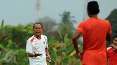 Pelatih Persija, Bambang Nurdiansyah (kiri) memberikan arahan pada timnya saat latihan di NYTC, Sawangan, Depok, Senin (2/11/2015). Latihan ini persiapan jelang turnamen Piala Jenderal Sudirman, 14 November mendatang. (Liputan6.com/Helmi Fithriansyah)  