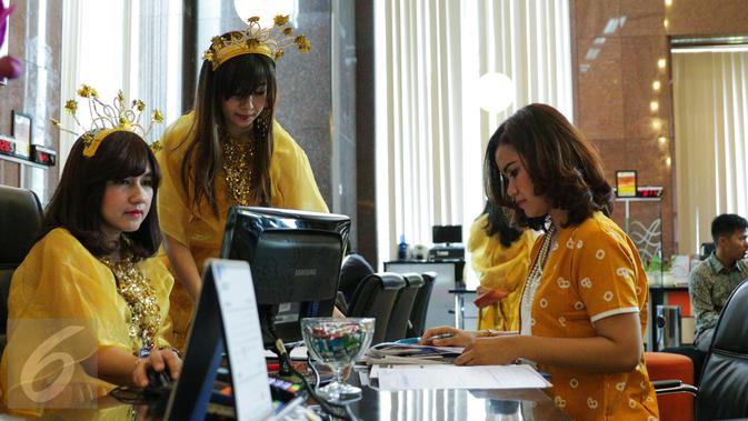 Teller berpakaian daerah melayani nasabah yang melakukan transaksi di Kantor Cabang Khusus (KCK) BRI, Jakarta, Jumat (21/4). Memperingati Hari Kartini, seluruh pegawai BRI mengenakan pakaian daerah dalam melayani nasabahnya. (Liputan6.com/Faizal Fanani)