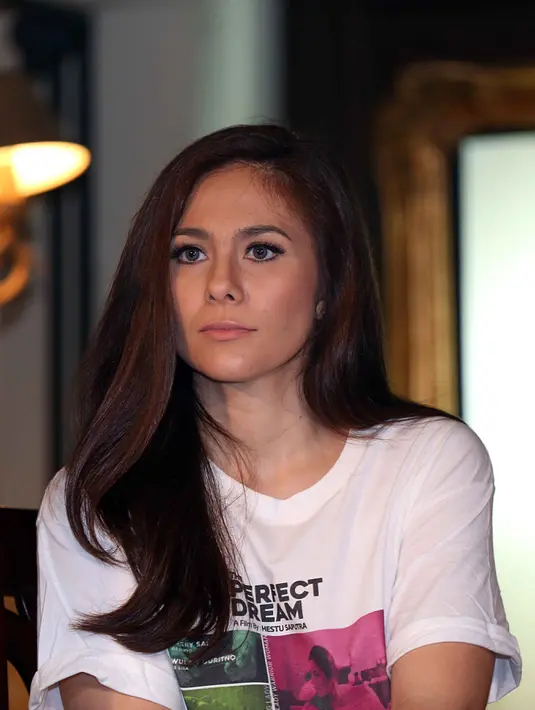 Wulan Guritno enggan memanjakan anaknya dengan berlebihan. Ia juga tak mau menuruti segala kepentingan putrinya yang menurutnya bukan untuk pendidikan. (Nurwahyunan/Bintang.com)