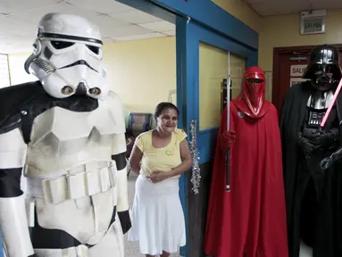Sejumlah orang berpakaian karakter Star Wars berfoto bersama dengan pasien saat acara amal yang diselenggarakan oleh El Salvador Star Wars fan club di Rumah Sakit Benjamin Bloom Anak Nasional di San Salvador, El Salvador (14/12). (REUTERS/Jose Cabezas)