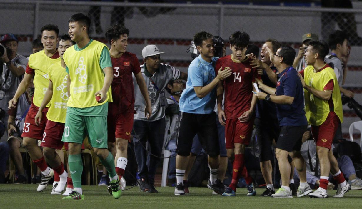 Para pemain Vietnam U-22 merayakan gol yang dicetak Nguyen Hoang Duc ke gawang Timnas Inndonesia U-22 pada laga SEA Games 2019 di Stadion Rizal Memorial, Manila, Minggu (1/12). Indonesia kalah 1-2 dari Vietnam. (Bola.com/M Iqbal Ichsan)