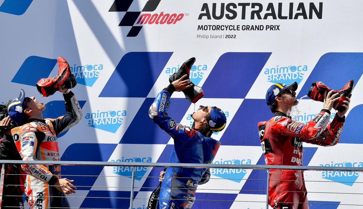 Bagnaia pun harus puas finis di posisi ketiga setalah Marc Marquez dan Alex Rins. Tambahan poin itu membuatnya kini menjadi pemuncak klasemen Juara Dunia MotoGP 2022. Ia kini berselisih 14 poin di dua balapan yang tersisa. (AFP/Paul Crock)