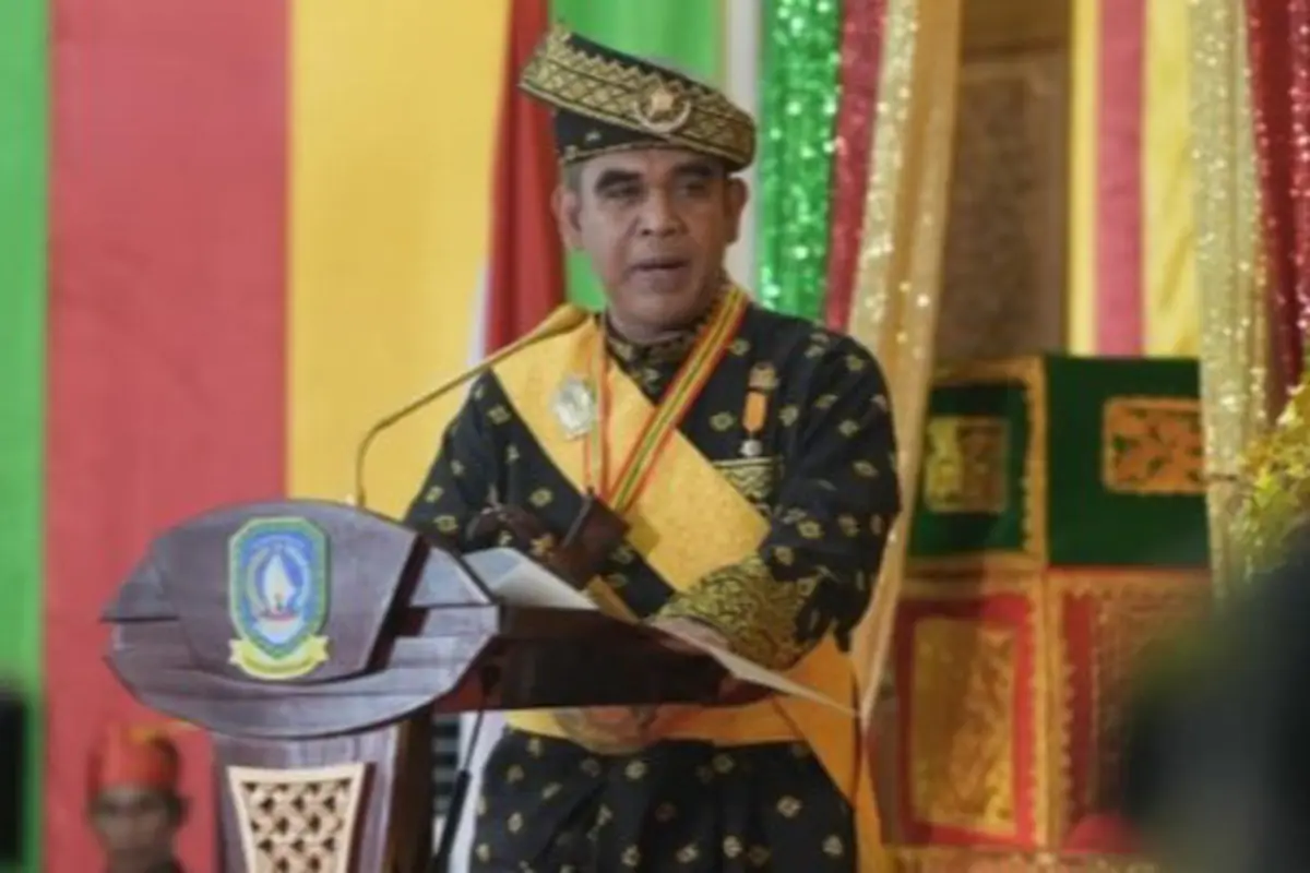 Ahmad Muzani menerima gelar kebesaran adat Melayu Dato Seri Diwangsa Wira Perdana, dari Kesultanan Riau, Jumat (14/11/2025)
