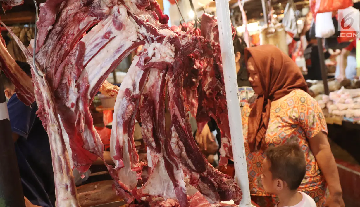 Warga membeli daging sapi di kios penjualan daging Pasar Senen, Jakarta, Kamis (22/6). Harga daging sapi segar diprediksi dapat melonjak hingga Rp 150.000 per kilogram sampai menjelang hari raya Idul Fitri 1438 H. (Liputan6.com/Angga Yuniar)