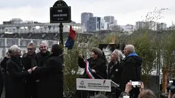 Kota Paris mengabadikan mendiang ikon musik Inggris David Bowie dengan menamai sebuah jalan menggunakan namanya di bagian tenggara kota tersebut pada hari ulang tahunnya yang ke 77, Senin (8/1). (STEPHANE DE SAKUTIN / AFP)