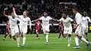 Pemain Real Madrid Luka Modric (kedua kiri) merayakan dengan rekan setimnya setelah mencetak gol ke gawang Real Sociedad pada pertandingan sepak bola Liga Spanyol di Stadion Santiago Bernabeu, Madrid, Spanyol, 5 Maret 2022. Real Madrid menang 4-1. (PIERRE-PHILIPPE MARCOU/AFP)