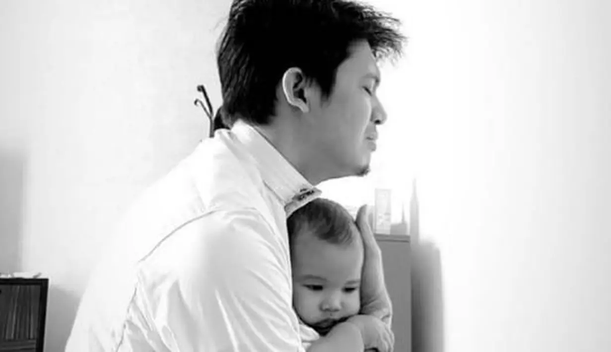 Zaskia membagikan foto Irwansyah yang terlihat sedang memeluk anaknya, Ukkasya Muhammad Syahki, sembari memejamkan mata. (Instagram/zaskiasungkar15)