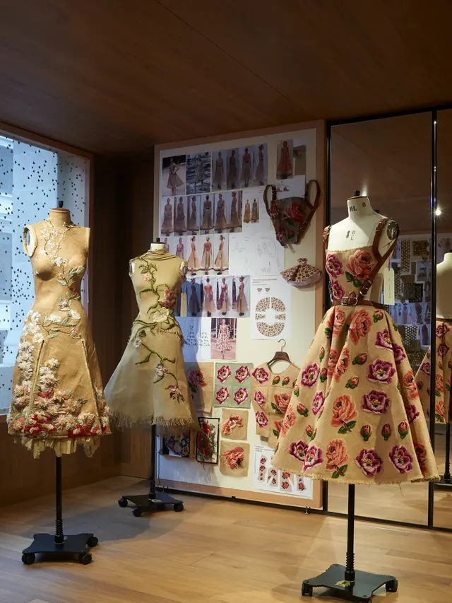 Alexander McQueen Terjemahkan Mawar dalam Instalasi Busana Roses di London