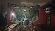 Batu bata dari dinding restoran Geist runtuh setelah tornado menerjang di pusat kota Nashville, Selasa, (3/3/2020). Setidaknya delapan orang tewas ketika dua tornado mendarat di wilayah Tennessee tengah, dan merusak sekitar 40 bangunan di seluruh wilayah Nashville. (Alex Carlson via AP)