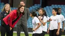 Kate Middleton berbincang dengan anak-anak peserta program mentoring Coach Core di markas klub sepakbola Aston Villa, Birmingham, Rabu (22/11). Coach Core merupakan program yang membantu menciptakan para pelatih muda yang inspirasional. (AP Photo/Pool)