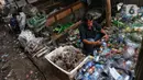 <p>Karno memanfaatkan limbah sampah seperti botol minuman, kardus, besi, dan plastik bekas untuk dijual kembali ke pabrik pengelolahan daur ulang dengan harga per kilonya bervariatif tergantung barang bekas yang dijualnya. (Liputan6.com/Angga Yuniar)</p>