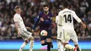 Aksi Gerard Pique melewati Toni Kross pada laga semfinal Copa Del Rey yang berlangsung di stadion Santiago Bernabeu, Madrid, Kamis (28/2). Barcelona menang 3-0 atas Real Madrid. (AFP/Oscar Del Pozo)