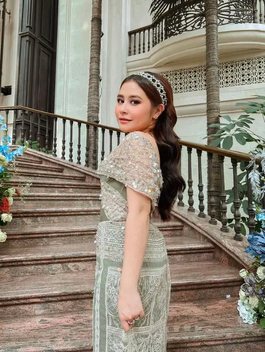 <p>Seperti inilah potret Prilly Latuconsina saat menjadi bridesmaid di pernikahan sahabatnya yang bernama Julia Indah. (Instagram/prillylatuconsina96).</p>