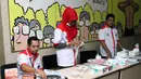 Sejumlah petugas dari BNN menyiapkan peralatan untuk melakukan tes urine pegawai dan tahanan KPK di Jakarta, (11/8/2014). (Liputan6.com/Panji Diksana)