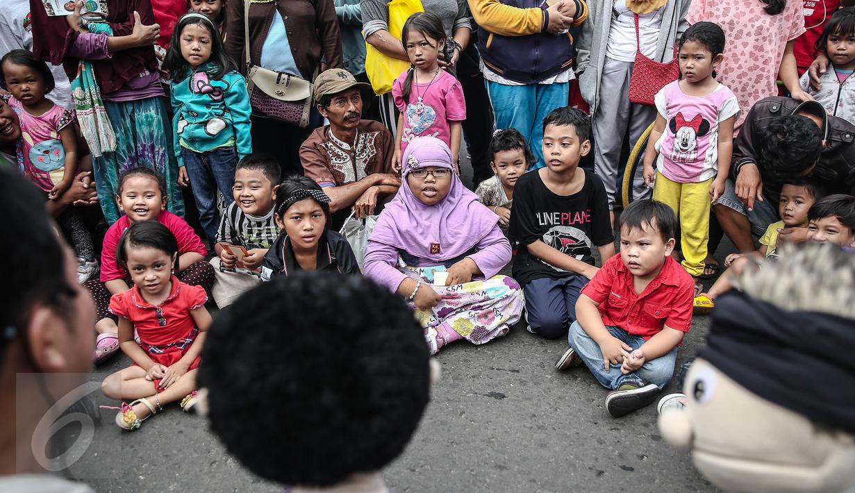 Sejumlah anak antusias mendengarkan dongeng dari Gerakan Para Pendongeng untuk Kemanusiaan (GePPuK) di Bundaran HI, Jakarta, Minggu (5/6). Aksi ini agar anak bisa menghindari kemungkinan kejahatan seksual terhadap diri mereka. (Liputan6.com/Faizal Fanani)