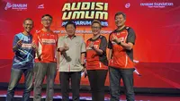 Program Director Bakti Olahraga Djarum Foundation, Yoppy Rosimin (tengah) diapit oleh Ketua Tim Pencari Bakat Audisi Umum PB Djarum 2025, Sigit Budiarto (kiri); Koordinator Tim Pencari Bakat Atlet Putra, Fung Permadi (kedua dari kiri); Koordinator Tim Pencari Bakat Atlet Putri, Yuni Kartika (kedua dari kanan), dan Technical Advisor PB Djarum, Aryono Miranat (kanan) saat konferensi pers Audisi Umum PB Djarum yang digelar di Senayan, Jakarta, Kamis (3/7/2025) siang WIB. (Bola.com/Benediktus Gerendo Pradigdo)