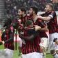 Pemain AC Milan rayakan gol yang dicetak Frank Kessie yang pastikan kemenangan  kontra Parma dalam laga lanjutan giornata ke-14 Serie A yang berlangsung di stadion San Siro, Milan, Minggu (2/12). AC Milan menang 2-1. (AFP/Miguel Medina)