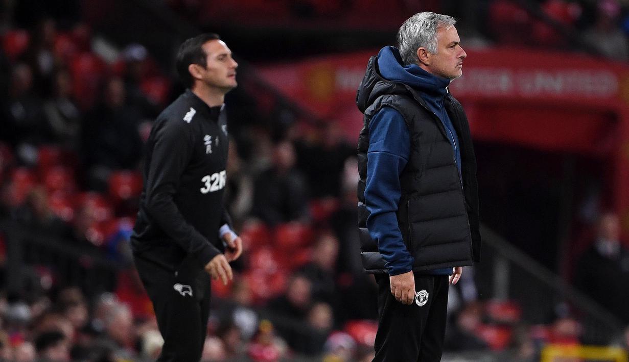Pelatih Manchester United, Jose Mourinho dan pelatih Derby County, Frank Lampard pada Piala Liga Inggris di Stadion Old Trafford, Rabu (26/9/2018). Manchester United takluk adu penalti 9-10 (2-2) dari Derby County. (AFP/Paul Ellis)