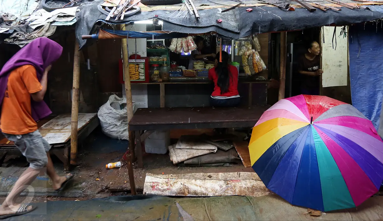 Mereka rata-rata tinggal di gubuk berukuran 1x4 meter, berdinding triplek lapuk, beralas dan beratap terpal. Jika hujan turun tak hanya bocor, banjir pun dialami di pemukiman pemulung tersebut. (Liputan6.com/Johan Tallo)