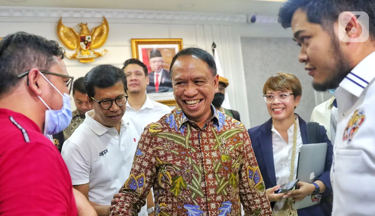Menteri Pemuda dan Olahraga (Menpora) RI, Zainudin Amali tiba untuk menerima audiensi perwakilan klub Liga 2 di Jakarta, Senin (16/1/2023). Hasil rapat Exco PSSI yang memutuskan Liga 2 2022 dihentikan membuat kaget semua klub Liga 2 dan pecinta sepak bola Indonesia (Liputan6.com/Angga Yuniar)