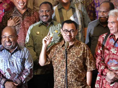 Menteri ESDM Sudirman Said (tengah) memberikan keterangan kepada wartawan terkait wacana pembangunan fasilitas pemurnian biji mineral (smelter) PT Freeport di gedung Kementerian ESDM, Jakarta, Jumat (6/2). (Liputan6.com/Faizal Fanani) 