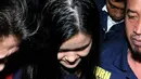 Jessica Kumala Wongso (tengah) saat di gelandang petugas Polda Metro Jaya ke ruang tahanan, Sabtu (30/1). Jessica telah digelandang ke ruang tahanan Direkotrat Perawatan Tahanan dan Barang Bukti Polda Metro. (Liputan6.com/JohanTallo)